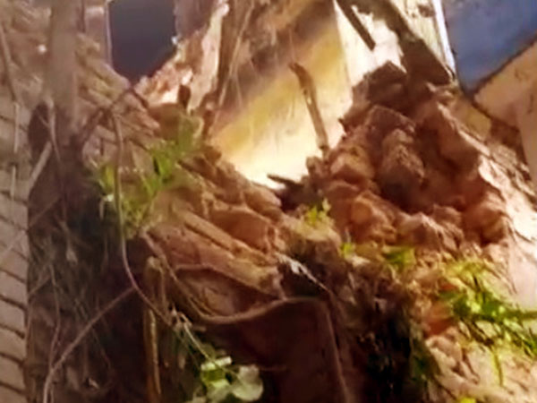 বড়বাজারে 'বিপজ্জনক বাড়ি' ভেঙে মৃত একই পরিবারের ৩জন বড়বাজারে 'বিপজ্জনক বাড়ি' ভেঙে মৃত একই পরিবারের ৩জন