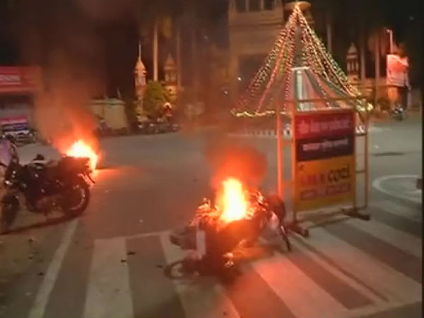 যৌন হেনস্থার জেরে বেনারস হিন্দু বিশ্ববিদ্যালয়ে ছাত্রবিক্ষোভ, অগ্নিগর্ভ ক্যাম্পাস যৌন হেনস্থার জেরে বেনারস হিন্দু বিশ্ববিদ্যালয়ে ছাত্রবিক্ষোভ, অগ্নিগর্ভ ক্যাম্পাস