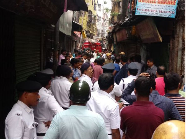 বড়বাজারে 'বিপজ্জনক বাড়ি' ভেঙে মৃত একই পরিবারের ৩জন বড়বাজারে 'বিপজ্জনক বাড়ি' ভেঙে মৃত একই পরিবারের ৩জন