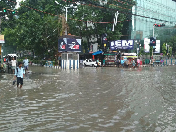 ভোরের ঘণ্টা দেড়েকের বৃষ্টিতে ভাসল কলকাতার বিভিন্ন এলাকা ভোরের ঘণ্টা দেড়েকের বৃষ্টিতে ভাসল কলকাতার বিভিন্ন এলাকা