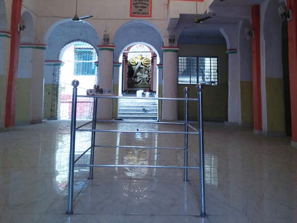 দশমীর দিন ব্যাতাইচণ্ডীর মাথায় মা দুর্গার মুকুট পরিয়ে দেওয়াই রীতি রায়চৌধুরী বাড়ির পুজোয় দশমীর দিন ব্যাতাইচণ্ডীর মাথায় মা দুর্গার মুকুট পরিয়ে দেওয়াই রীতি রায়চৌধুরী বাড়ির পুজোয়