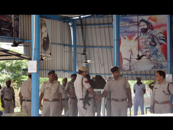 রাম রহিমের আস্তানা থেকে উদ্ধার বিপুল অস্ত্র-শস্ত্র, ডেরা থেকে ফেরানো হল ১৮ নাবালিকাকে রাম রহিমের আস্তানা থেকে উদ্ধার বিপুল অস্ত্র-শস্ত্র, ডেরা থেকে ফেরানো হল ১৮ নাবালিকাকে
