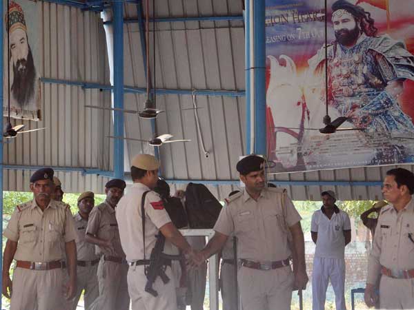 ডেরার সিরসা আশ্রমে পোঁতা রয়েছে ৬০০ টি কঙ্কাল, উঠে এলো আরও চাঞ্চল্যকর তথ্য ডেরার সিরসা আশ্রমে পোঁতা রয়েছে ৬০০ টি কঙ্কাল, উঠে এলো আরও চাঞ্চল্যকর তথ্য