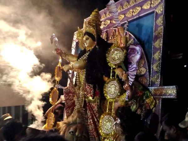 নিমেষে বিষাদ মুছে মন তবু মেতে ওঠে বিজয়ার আনন্দে নিমেষে বিষাদ মুছে মন তবু মেতে ওঠে বিজয়ার আনন্দে