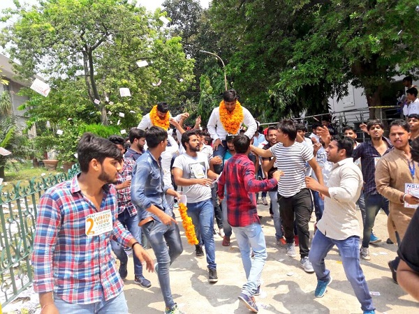 জেএনইউ-র দিল্লি বিশ্ববিদ্যালয়েও ধাক্কা এবিভিপি-র, হাতছাড়া হল ছাত্র সংসদের দুই গুরুত্বপূর্ণ পদ জেএনইউ-র দিল্লি বিশ্ববিদ্যালয়েও ধাক্কা এবিভিপি-র, হাতছাড়া হল ছাত্র সংসদের দুই গুরুত্বপূর্ণ পদ