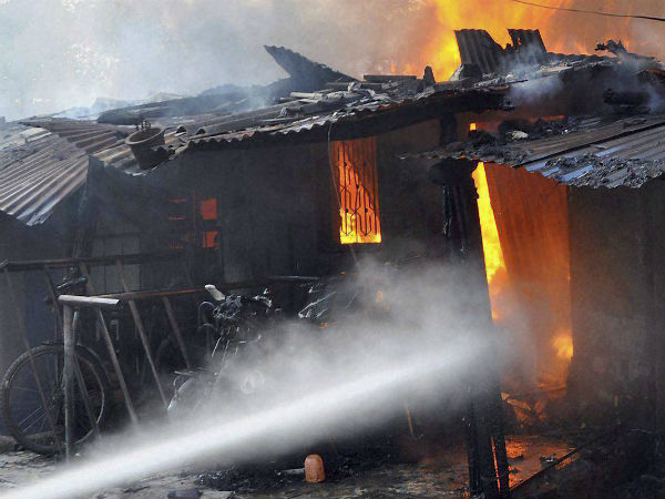 সপ্তমীর দুপুরে ভয়াবহ অগ্নিকাণ্ড উল্টোডাঙায়, দাউদাউ আগুনে ভস্মীভূত কারখানা সপ্তমীর দুপুরে ভয়াবহ অগ্নিকাণ্ড উল্টোডাঙায়, দাউদাউ আগুনে ভস্মীভূত কারখানা