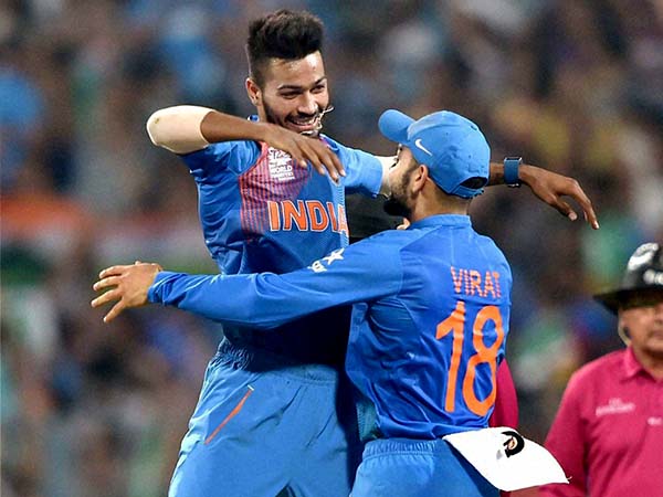 হার্দিকের সিক্রেট ফাঁস ক্যাপ্টেন কোহলির, দেখুন ভাইরাল সেই ভিডিও হার্দিকের সিক্রেট ফাঁস ক্যাপ্টেন কোহলির, দেখুন ভাইরাল সেই ভিডিও