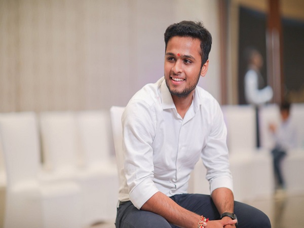 ৫০০ টাকা দিয়ে হায়দরাবাদে কাজের জন্য় ছেলেকে পাঠিয়েছিলেন হিরে ব্যবসায়ী ধনশ্যাম ঢোলাকিয়া বিলাসবহুল জীবন ছেড়ে সাধারণ মানুষের মত কীভাবে বাঁচার শিক্ষা ছিল না মোবাইল, এটিএম কার্ড ও কোনও পরিচয়পত্র বাবার পরিচয় দেওয়া যাবে না বলে শর্ত সফল হয়ে ফিরলেন ছেলে সঙ্গে নিয়ে এলেন ৫ হাজার টাকা ৫০০ টাকা দিয়ে হায়দরাবাদে কাজের জন্য় ছেলেকে পাঠিয়েছিলেন হিরে ব্যবসায়ী ধনশ্যাম ঢোলাকিয়া বিলাসবহুল জীবন ছেড়ে সাধারণ মানুষের মত কীভাবে বাঁচার শিক্ষা ছিল না মোবাইল, এটিএম কার্ড ও কোনও পরিচয়পত্র বাবার পরিচয় দেওয়া যাবে না বলে শর্ত সফল হয়ে ফিরলেন ছেলে সঙ্গে নিয়ে এলেন ৫ হাজার টাকা