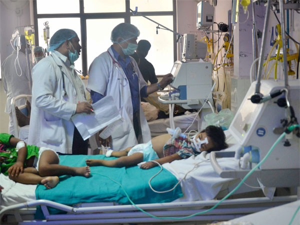 গোরক্ষপুর হাসপাতালে শিশু মৃত্যুর ঘটনায় এই চিকিৎসককেই ভিলেন বানাল যোগী আদিত্যনাথের সরকার গোরক্ষপুর হাসপাতালে শিশু মৃত্যুর ঘটনায় এই চিকিৎসককেই ভিলেন বানাল যোগী আদিত্যনাথের সরকার