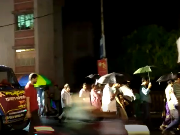 প্রকৃতিকে হার মানিয়ে ছাতা মাথায় বিসর্জনে সামিল দর্শনার্থীরা প্রকৃতিকে হার মানিয়ে ছাতা মাথায় বিসর্জনে সামিল দর্শনার্থীরা