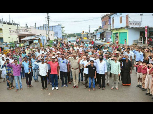 জাতীয় সঙ্গীত গাইতে রোজ সকালে স্তব্ধ হয় তেলেঙ্গানার এই গ্রাম, এমন এক কাহিনি যা নজিরবিহীন জাতীয় সঙ্গীত গাইতে রোজ সকালে স্তব্ধ হয় তেলেঙ্গানার এই গ্রাম, এমন এক কাহিনি যা নজিরবিহীন