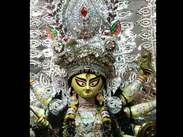 দশমীর দিন ব্যাতাইচণ্ডীর মাথায় মা দুর্গার মুকুট পরিয়ে দেওয়াই রীতি রায়চৌধুরী বাড়ির পুজোয় দশমীর দিন ব্যাতাইচণ্ডীর মাথায় মা দুর্গার মুকুট পরিয়ে দেওয়াই রীতি রায়চৌধুরী বাড়ির পুজোয়