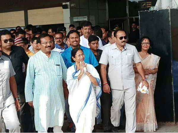 শান্তির বার্তা নিয়ে দার্জিলিংয়ে মমতা, বনধ-মুক্তির প্রহর গুণছেন পাহাড়বাসী শান্তির বার্তা নিয়ে দার্জিলিংয়ে মমতা, বনধ-মুক্তির প্রহর গুণছেন পাহাড়বাসী