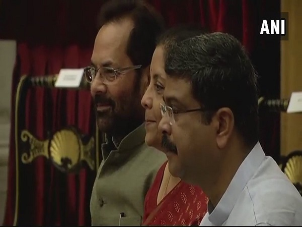 মোদী মন্ত্রিসভায় শিকে ছিঁড়ল যাঁদের, কে কোন মন্ত্রক পেলেন মোদী মন্ত্রিসভায় শিকে ছিঁড়ল যাঁদের, কে কোন মন্ত্রক পেলেন