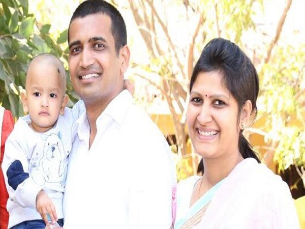 পড়ে রইল ৩ বছরের মেয়ে ও বিপুল সম্পত্তি, সন্ন্যাসের পথে চললেন দম্পতি পড়ে রইল ৩ বছরের মেয়ে ও বিপুল সম্পত্তি, সন্ন্যাসের পথে চললেন দম্পতি