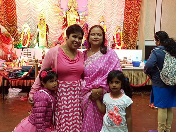 ঢাকের আওয়াজে দুলে ওঠে মন, কিন্তু এ তো ঘর নয় পরবাস, তবু মেতে ওঠা প্রবাসের পুজোর আনন্দে ঢাকের আওয়াজে দুলে ওঠে মন, কিন্তু এ তো ঘর নয় পরবাস, তবু মেতে ওঠা প্রবাসের পুজোর আনন্দে
