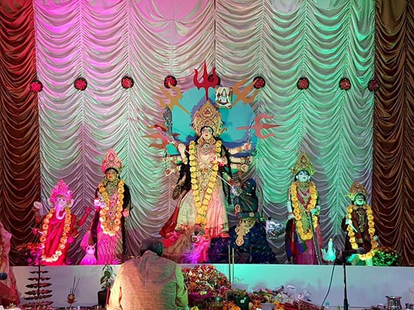 ঢাকের আওয়াজে দুলে ওঠে মন, কিন্তু এ তো ঘর নয় পরবাস, তবু মেতে ওঠা প্রবাসের পুজোর আনন্দে ঢাকের আওয়াজে দুলে ওঠে মন, কিন্তু এ তো ঘর নয় পরবাস, তবু মেতে ওঠা প্রবাসের পুজোর আনন্দে