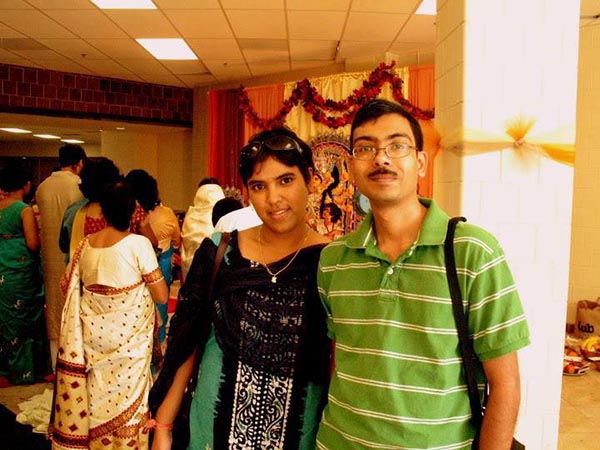ঢাকের আওয়াজে দুলে ওঠে মন, কিন্তু এ তো ঘর নয় পরবাস, তবু মেতে ওঠা প্রবাসের পুজোর আনন্দে ঢাকের আওয়াজে দুলে ওঠে মন, কিন্তু এ তো ঘর নয় পরবাস, তবু মেতে ওঠা প্রবাসের পুজোর আনন্দে