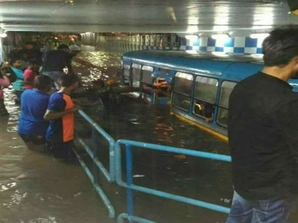 জমা জলে ডুবল বাস, পাতিপুকুরে যাত্রীদের উদ্ধারে স্থানীয়রা জমা জলে ডুবল বাস, পাতিপুকুরে যাত্রীদের উদ্ধারে স্থানীয়রা