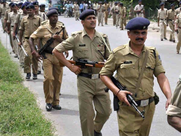 খাকি উর্দির বদলে এবার ডিজাইনার 'স্মার্ট ইউনিফর্ম' পরবে পুলিশ খাকি উর্দির বদলে এবার ডিজাইনার 'স্মার্ট ইউনিফর্ম' পরবে পুলিশ