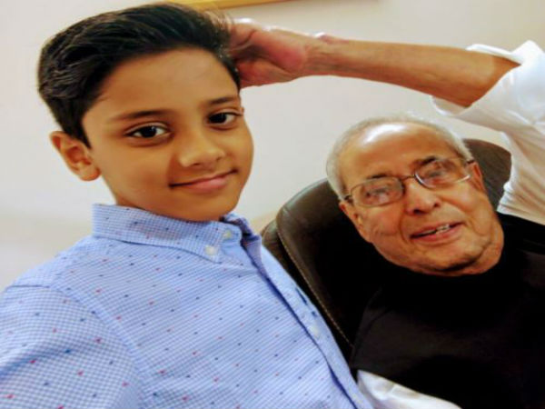 সেলফি তোলা শিখে এখন অবসর সময় কাটাচ্ছেন প্রণব মুখোপাধ্যায় সেলফি তোলা শিখে এখন অবসর সময় কাটাচ্ছেন প্রণব মুখোপাধ্যায়