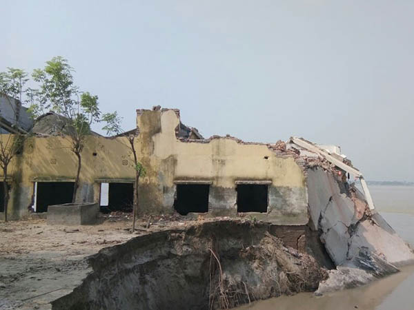 বন্যার পরই ফুঁসে উঠেছে গঙ্গা, আস্ত একটা স্কুলের গঙ্গাপ্রাপ্তী, দেখুন ভিডিও বন্যার পরই ফুঁসে উঠেছে গঙ্গা, আস্ত একটা স্কুলের গঙ্গাপ্রাপ্তী, দেখুন ভিডিও