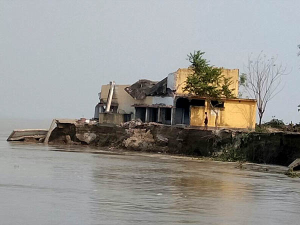 বন্যার পরই ফুঁসে উঠেছে গঙ্গা, আস্ত একটা স্কুলের গঙ্গাপ্রাপ্তী, দেখুন ভিডিও বন্যার পরই ফুঁসে উঠেছে গঙ্গা, আস্ত একটা স্কুলের গঙ্গাপ্রাপ্তী, দেখুন ভিডিও