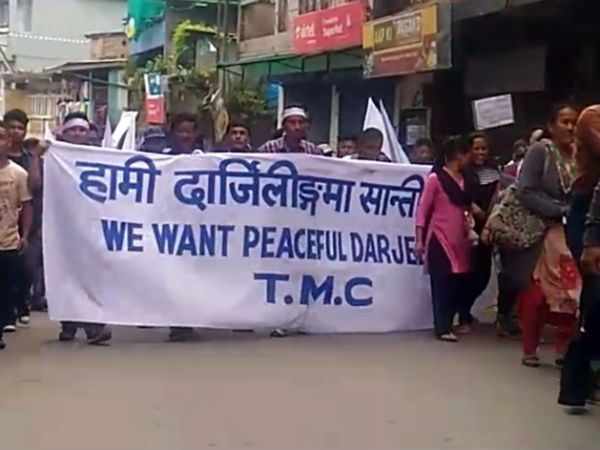 মোর্চার দাপট তলানিতে, সাদা পতাকা উড়িয়ে পাহাড়ে তৃণমূলের মিছিলে আমজনতাও মোর্চার দাপট তলানিতে, সাদা পতাকা উড়িয়ে পাহাড়ে তৃণমূলের মিছিলে আমজনতাও