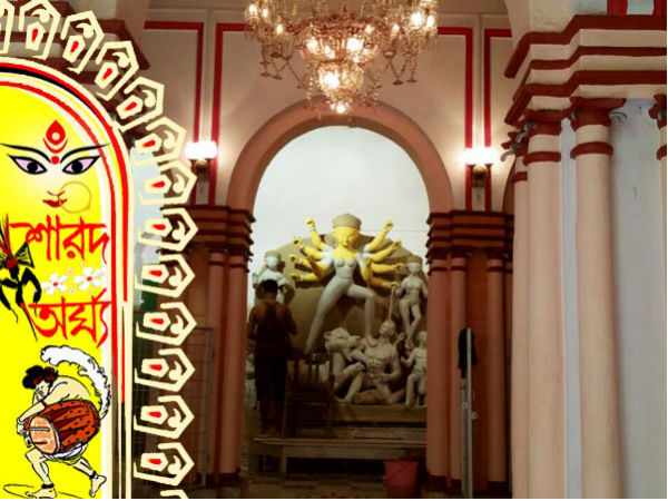 দশমীর দিন ব্যাতাইচণ্ডীর মাথায় মা দুর্গার মুকুট পরিয়ে দেওয়াই রীতি রায়চৌধুরী বাড়ির পুজোয় দশমীর দিন ব্যাতাইচণ্ডীর মাথায় মা দুর্গার মুকুট পরিয়ে দেওয়াই রীতি রায়চৌধুরী বাড়ির পুজোয়