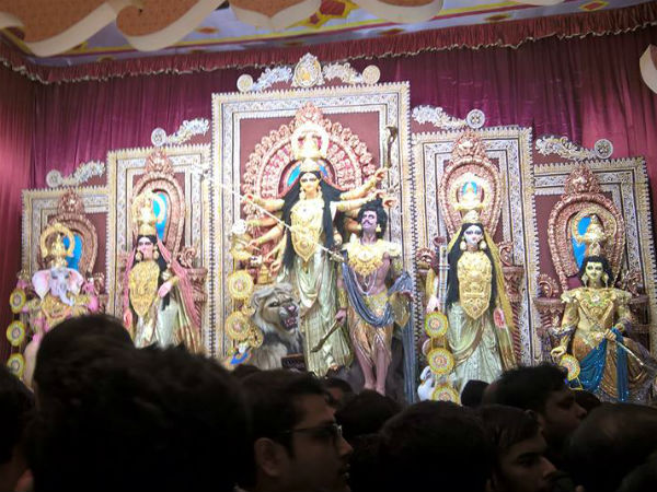 রবিবাসরীয় চতুর্থীতে সকাল থেকে মানুষরে ঢল বিভিন্ন প্যান্ডেলে রবিবাসরীয় চতুর্থীতে সকাল থেকে মানুষরে ঢল বিভিন্ন প্যান্ডেলে