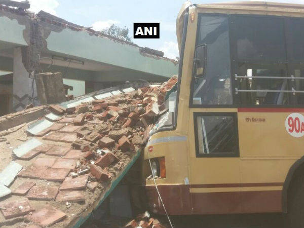 তামিলনাড়ুতে বাস স্ট্যান্ড ভেঙে পড়ে মৃত ৯ তামিলনাড়ুতে বাস স্ট্যান্ড ভেঙে পড়ে মৃত ৯