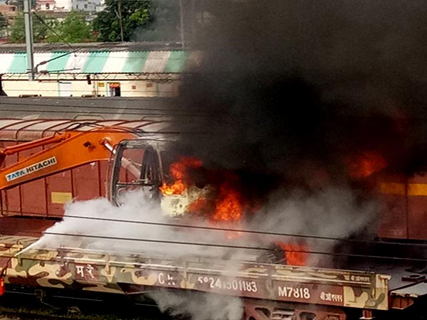 পুজোর আগে ভয়াবহ অগ্নিকাণ্ডের ফাঁড়া এড়াল কাটিহার স্টেশন, দেখুন ভিডিও পুজোর আগে ভয়াবহ অগ্নিকাণ্ডের ফাঁড়া এড়াল কাটিহার স্টেশন, দেখুন ভিডিও