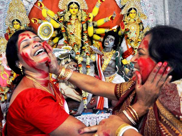 নিমেষে বিষাদ মুছে মন তবু মেতে ওঠে বিজয়ার আনন্দে নিমেষে বিষাদ মুছে মন তবু মেতে ওঠে বিজয়ার আনন্দে