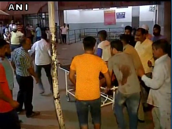 পাকিস্তানি গোলায় মৃত ১ মহিলা, ক্ষতিগ্রস্ত জম্মুর আর্নিয়া সাবসেক্টরের পুরনো একটি গায়েত্রী মন্দির পাকিস্তানি গোলায় মৃত ১ মহিলা, ক্ষতিগ্রস্ত জম্মুর আর্নিয়া সাবসেক্টরের পুরনো একটি গায়েত্রী মন্দির