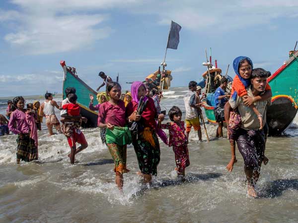 নিথর সন্তানের দেহে স্নেহের পরশ রোহিঙ্গা মা-এর, ভাইরাল হল ছবি নিথর সন্তানের দেহে স্নেহের পরশ রোহিঙ্গা মা-এর, ভাইরাল হল ছবি