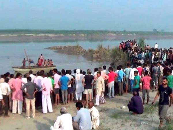 উত্তরপ্রদেশের বাগপতে যমুনা নদীতে নৌকাডুবি, মৃত কমপক্ষে ৪০ উত্তরপ্রদেশের বাগপতে যমুনা নদীতে নৌকাডুবি, মৃত কমপক্ষে ৪০