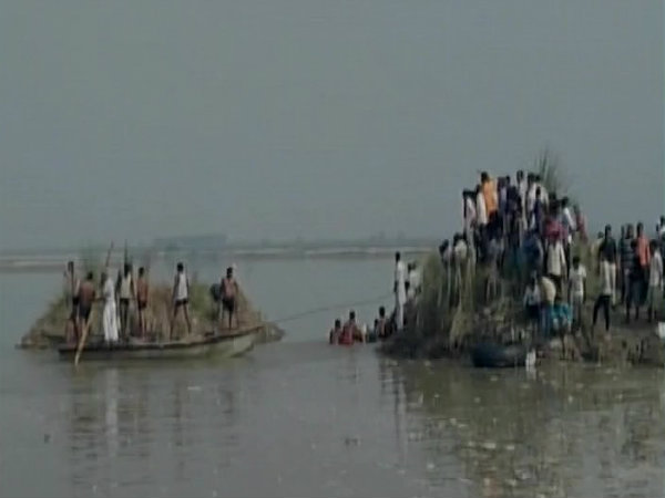যমুনায় ভয়াবহ নৌকাডুবি, মৃত অন্তত ১৫ যমুনায় ভয়াবহ নৌকাডুবি, মৃত অন্তত ১৫
