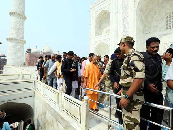 তাজমহলে স্বচ্ছ ভারত অভিযানে যোগী, রাজনৈতিক গিমিক কী ,প্রশ্ন বিরোধীদের তাজমহলে স্বচ্ছ ভারত অভিযানে যোগী, রাজনৈতিক গিমিক কী ,প্রশ্ন বিরোধীদের