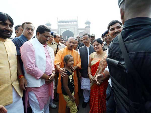 তাজমহলে স্বচ্ছ ভারত অভিযানে যোগী, রাজনৈতিক গিমিক কী ,প্রশ্ন বিরোধীদের তাজমহলে স্বচ্ছ ভারত অভিযানে যোগী, রাজনৈতিক গিমিক কী ,প্রশ্ন বিরোধীদের