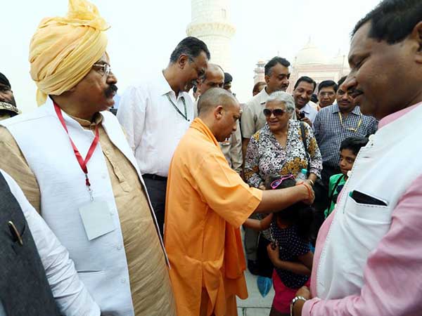 তাজমহলে স্বচ্ছ ভারত অভিযানে যোগী, রাজনৈতিক গিমিক কী ,প্রশ্ন বিরোধীদের তাজমহলে স্বচ্ছ ভারত অভিযানে যোগী, রাজনৈতিক গিমিক কী ,প্রশ্ন বিরোধীদের