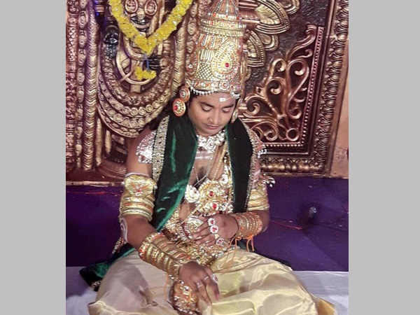 অতিথিরাও সেই পোশাকে
