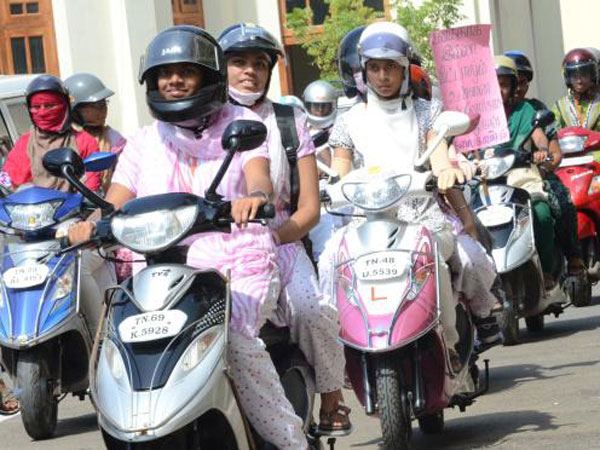 দু- চাকার আইনে সংশোধন করবে কর্নাটক, বাধা থাকবে না বাইকের পেছনে বসায় দু- চাকার আইনে সংশোধন করবে কর্নাটক, বাধা থাকবে না বাইকের পেছনে বসায়