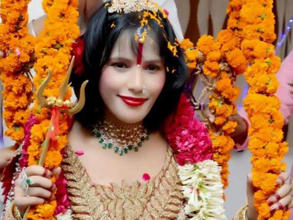 শিষ্যের কোলে চেপে স্বষোষিত ধর্মগুরু মা-র নাচ, ভাইরাল হল ভিডিও শিষ্যের কোলে চেপে স্বষোষিত ধর্মগুরু মা-র নাচ, ভাইরাল হল ভিডিও