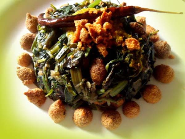 কেন খাওয়া হয় ১৪ টি শাক