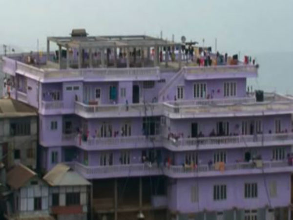 বাড়িতে ঘরের সংখ্যা ১০০