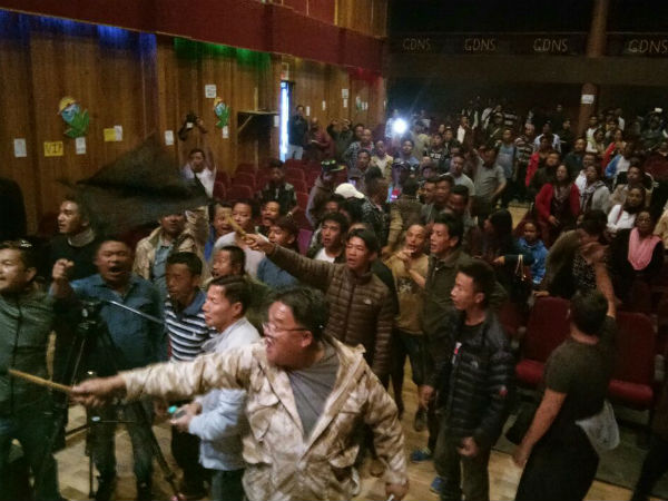 পাহাড়ে নিগৃহিত দিলীপ ঘোষ, ভেস্তে গেল সভা,প্রতিবাদে কলকাতায় বিক্ষোভ বিজেপি-র পাহাড়ে নিগৃহিত দিলীপ ঘোষ, ভেস্তে গেল সভা,প্রতিবাদে কলকাতায় বিক্ষোভ বিজেপি-র