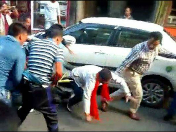 পাহাড়ে নিগৃহিত দিলীপ ঘোষ, ভেস্তে গেল সভা,প্রতিবাদে কলকাতায় বিক্ষোভ বিজেপি-র পাহাড়ে নিগৃহিত দিলীপ ঘোষ, ভেস্তে গেল সভা,প্রতিবাদে কলকাতায় বিক্ষোভ বিজেপি-র