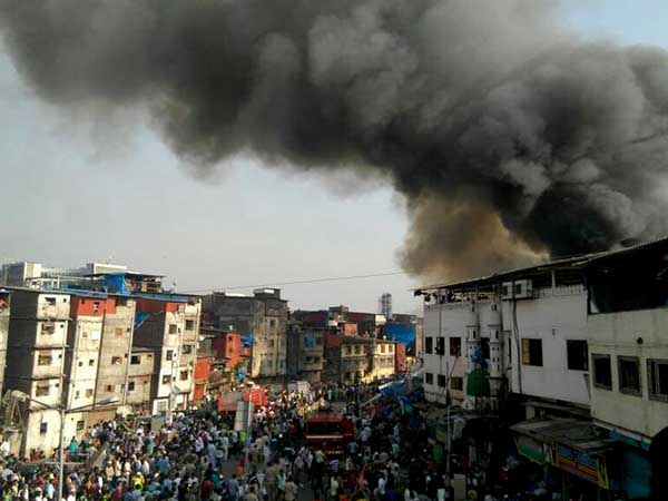 মুম্বইয়ের বান্দ্রা রেলস্টেশনের কাছে বিধ্বংসী আগুন, দেখুন ভিডিও মুম্বইয়ের বান্দ্রা রেলস্টেশনের কাছে বিধ্বংসী আগুন, দেখুন ভিডিও