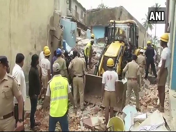 বেঙ্গালুরুতে বহুতল ধসে মৃত কমপক্ষে ৬, সিলিন্ডার বিস্ফোরণের জেরেই ধসল তিনতলা বাড়ি বেঙ্গালুরুতে বহুতল ধসে মৃত কমপক্ষে ৬, সিলিন্ডার বিস্ফোরণের জেরেই ধসল তিনতলা বাড়ি
