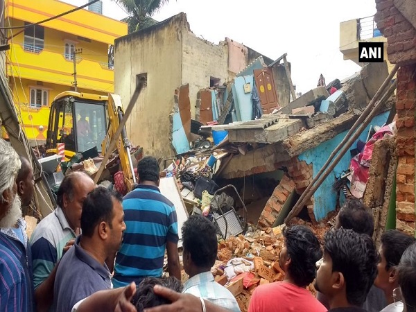 বেঙ্গালুরুতে বহুতল ধসে মৃত কমপক্ষে ৬, সিলিন্ডার বিস্ফোরণের জেরেই ধসল তিনতলা বাড়ি বেঙ্গালুরুতে বহুতল ধসে মৃত কমপক্ষে ৬, সিলিন্ডার বিস্ফোরণের জেরেই ধসল তিনতলা বাড়ি